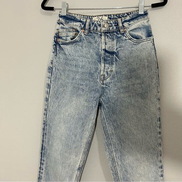 Free People We The Free Zuri Hi Rise Button Fly Mom Jeans Sz 26 Light Acid Wash - Picture 5 of 14